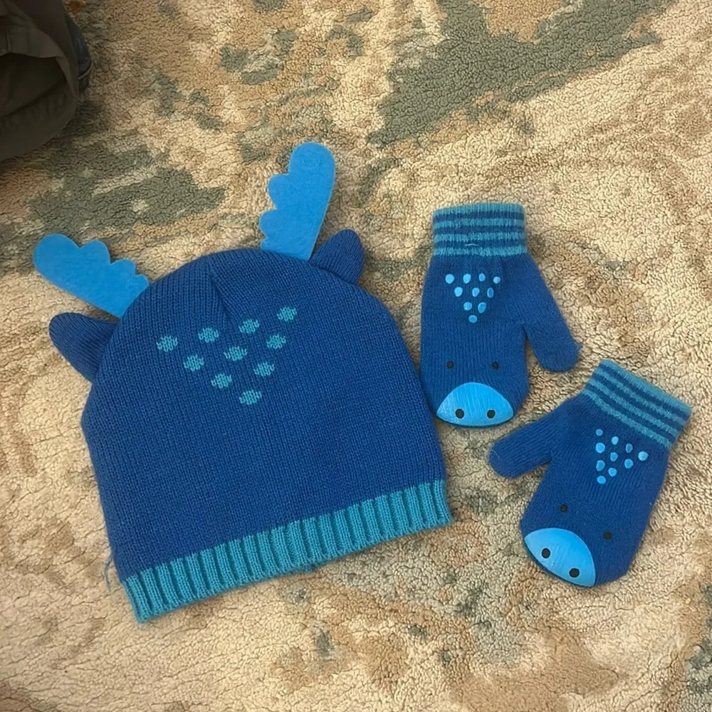 Moose beanie and matching gloves blue